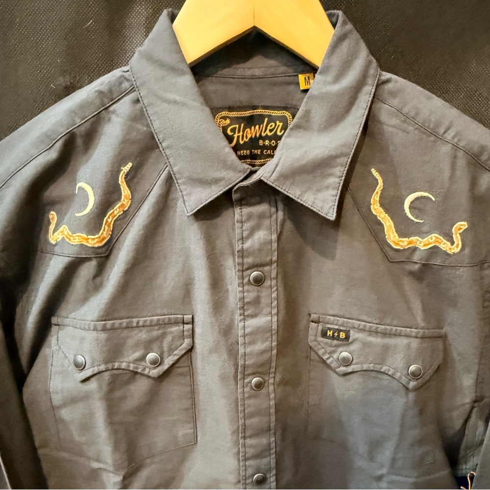Howler Brothers - “Waxing Culebra”Charcoal Embroidered Shirt - Medium - NWT - Picture 3 of 7